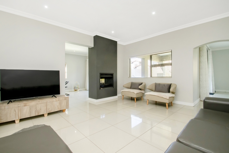 4 Bedroom Property for Sale in Wilgeheuwel Gauteng