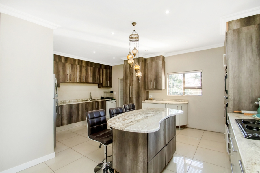 4 Bedroom Property for Sale in Wilgeheuwel Gauteng