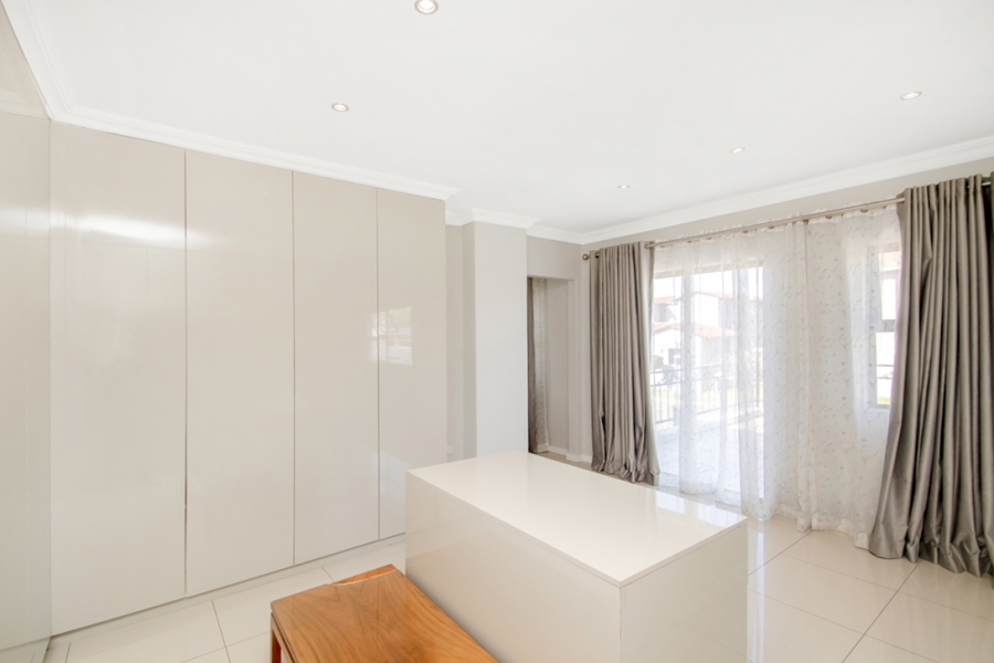 4 Bedroom Property for Sale in Wilgeheuwel Gauteng