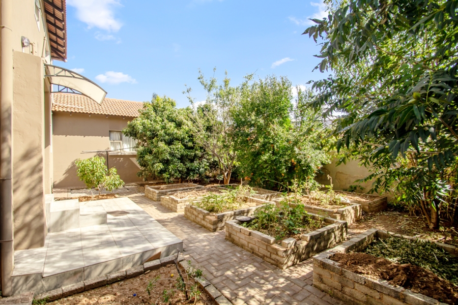 4 Bedroom Property for Sale in Wilgeheuwel Gauteng