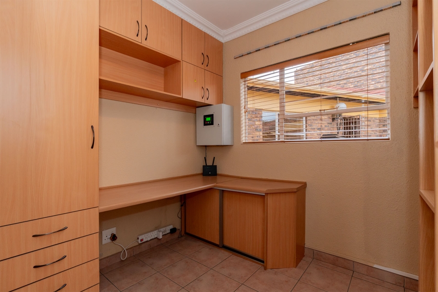4 Bedroom Property for Sale in Kenleaf Gauteng