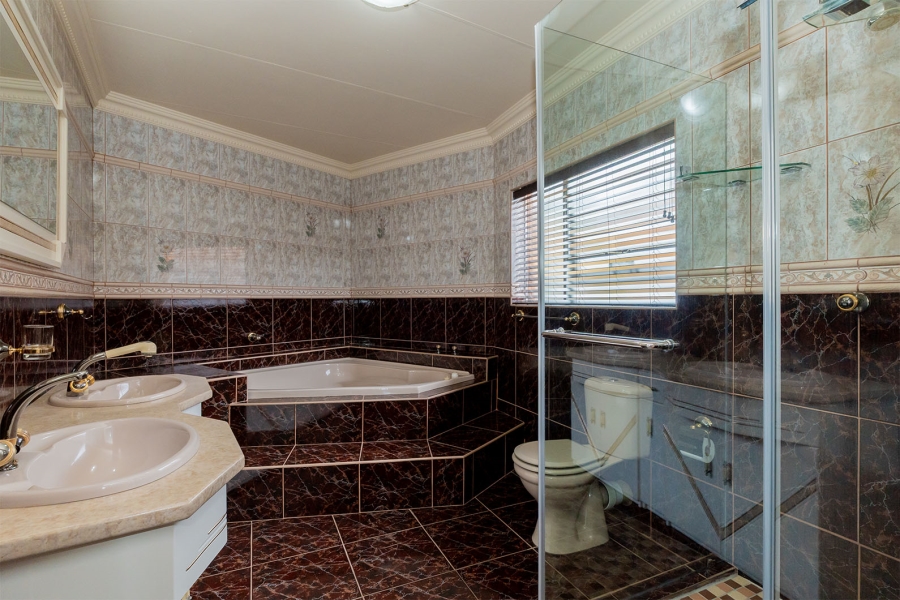 4 Bedroom Property for Sale in Kenleaf Gauteng