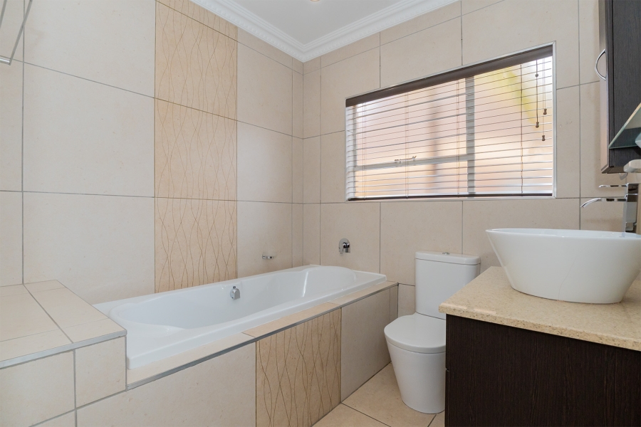 4 Bedroom Property for Sale in Kenleaf Gauteng