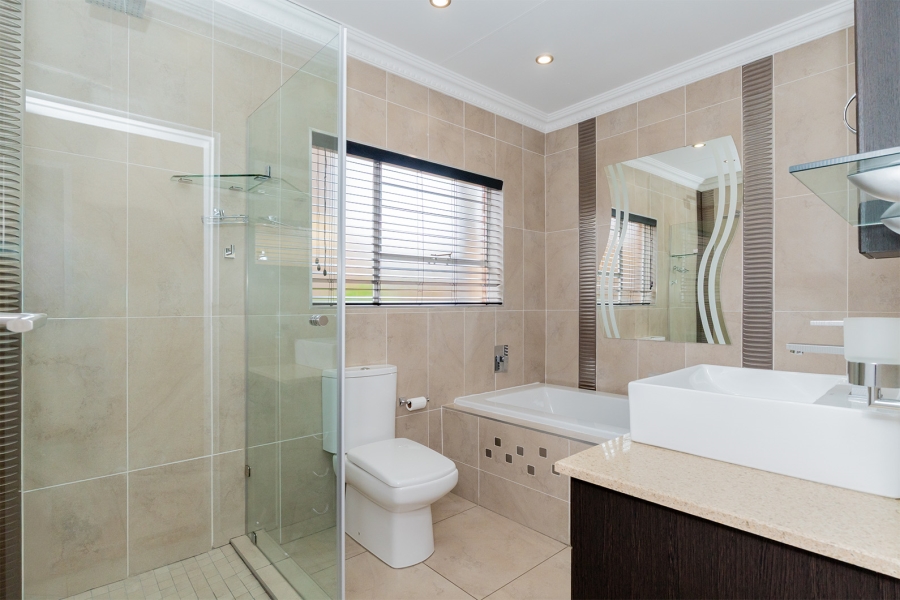 4 Bedroom Property for Sale in Kenleaf Gauteng