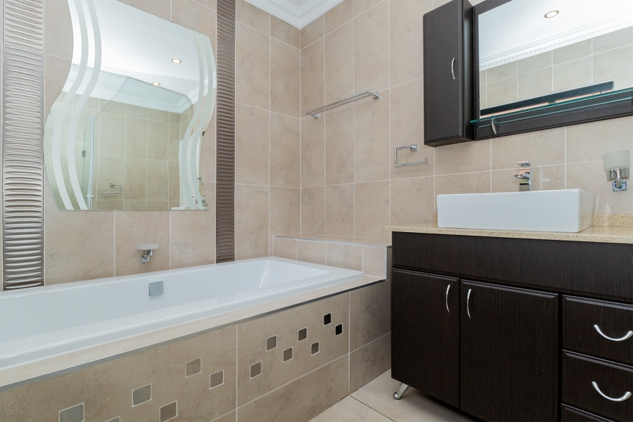 4 Bedroom Property for Sale in Kenleaf Gauteng