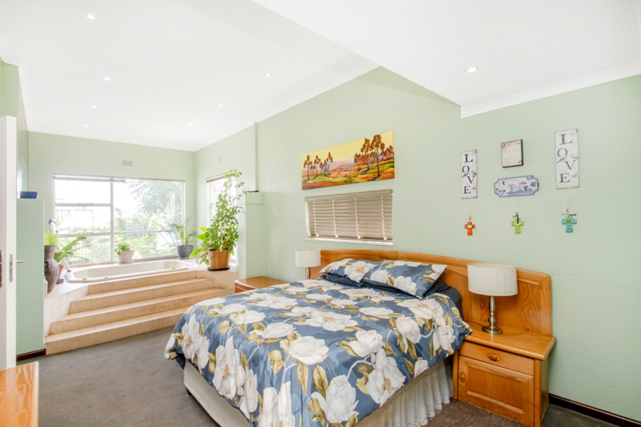 4 Bedroom Property for Sale in Roodekrans Gauteng