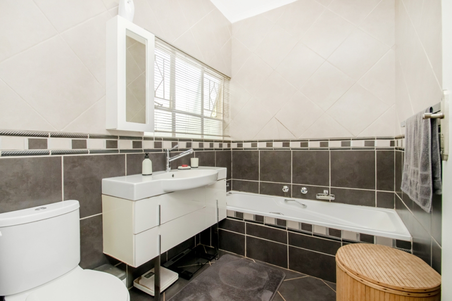 4 Bedroom Property for Sale in Roodekrans Gauteng