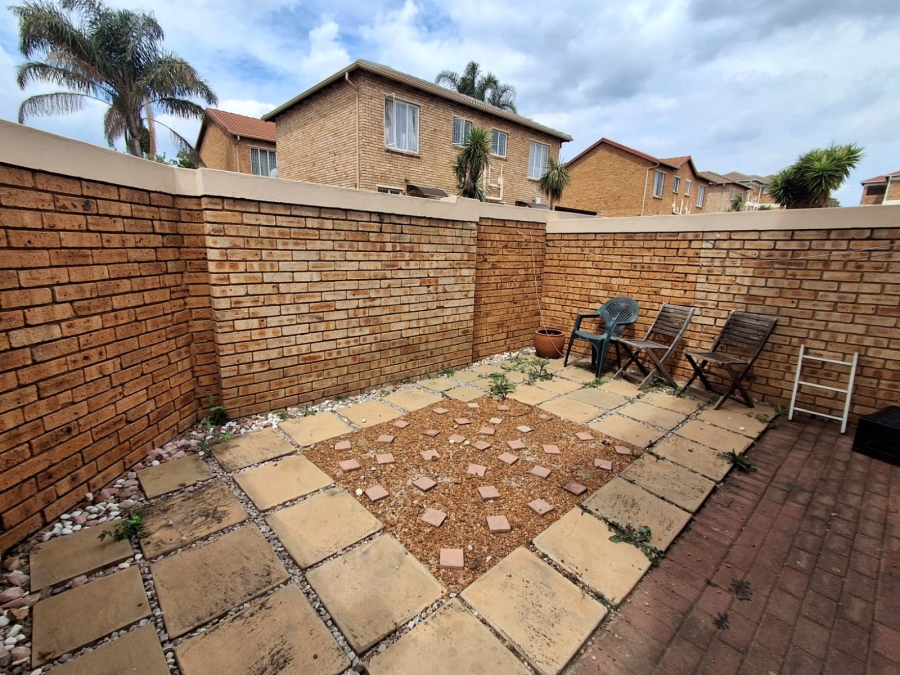 2 Bedroom Property for Sale in Strubensvallei Gauteng