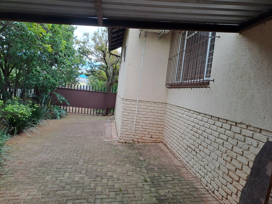 4 Bedroom Property for Sale in Breaunanda Gauteng