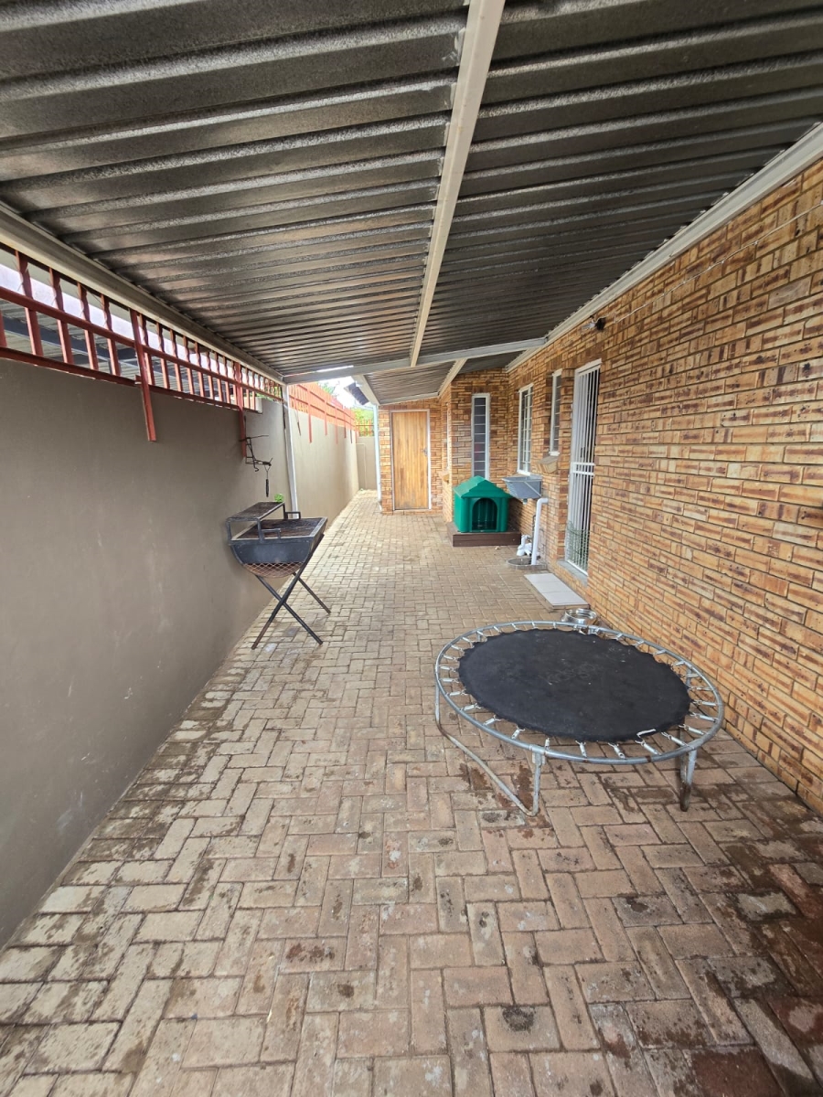 3 Bedroom Property for Sale in Helikonpark Gauteng