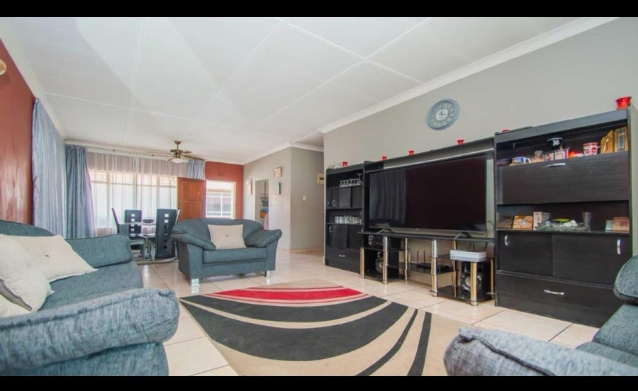 2 Bedroom Property for Sale in Florida Lake Gauteng