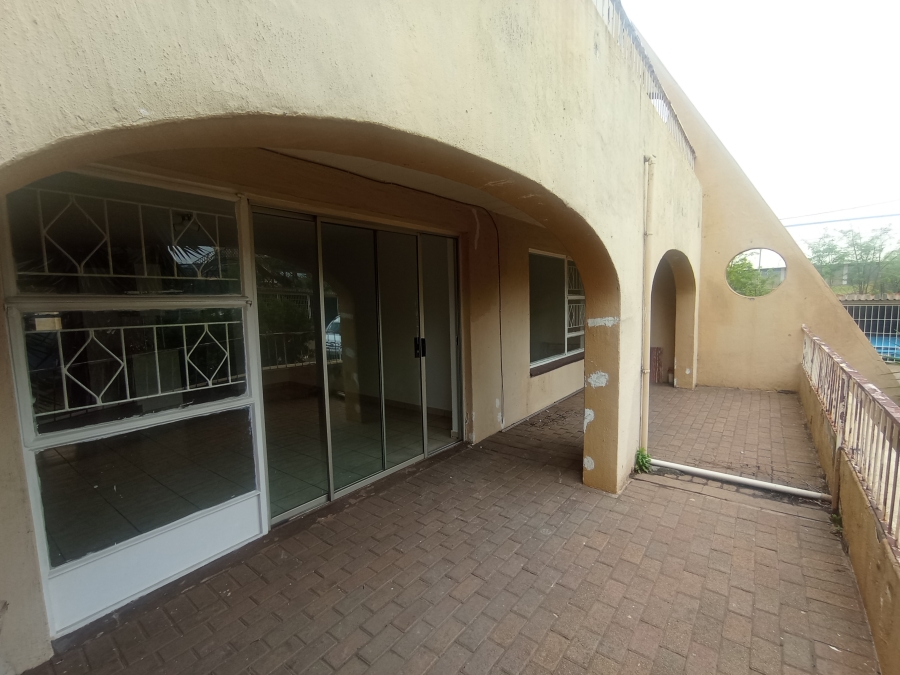 2 Bedroom Property for Sale in Florida Lake Gauteng