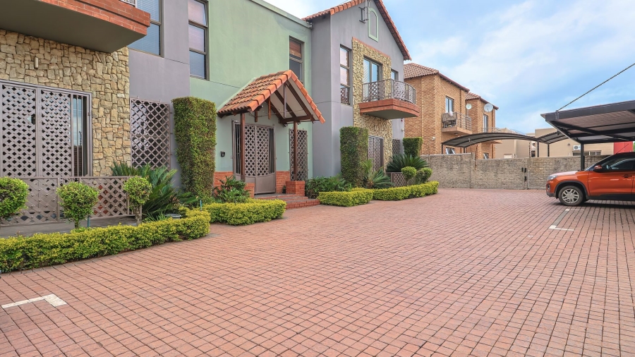 Commercial Property for Sale in Eldoraigne Gauteng