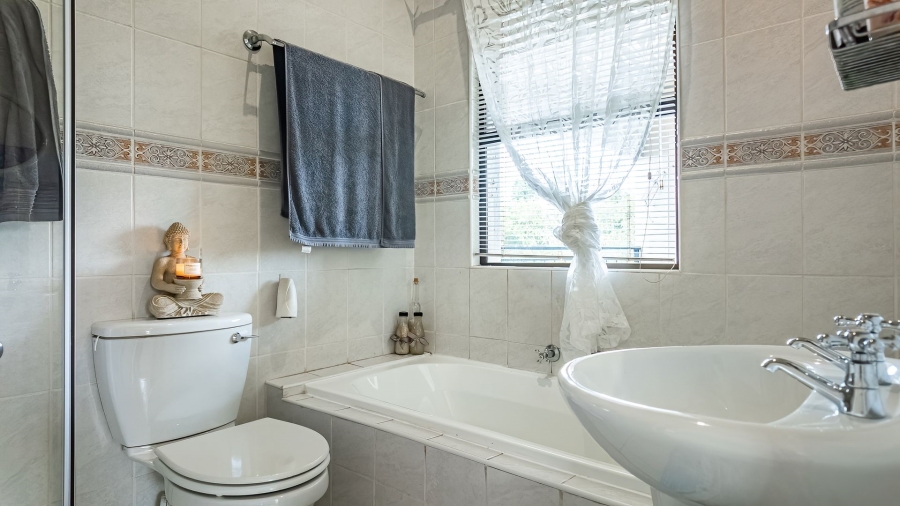 5 Bedroom Property for Sale in Cornwall Hill Gauteng