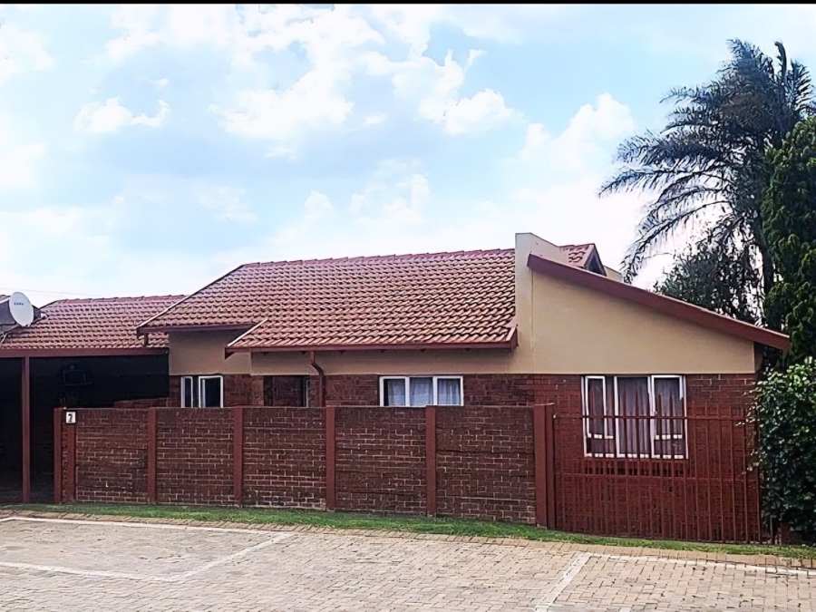 To Let 4 Bedroom Property for Rent in Radiokop Gauteng