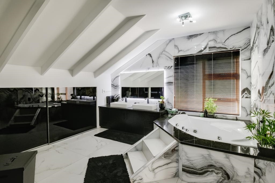 5 Bedroom Property for Sale in Benmore Gardens Gauteng