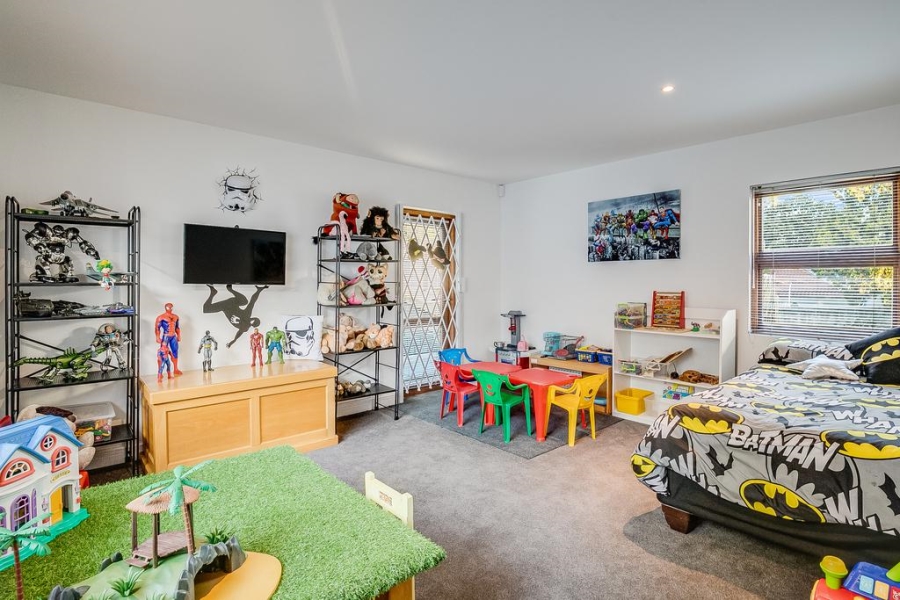 5 Bedroom Property for Sale in Benmore Gardens Gauteng