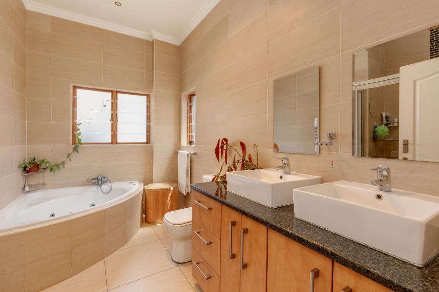 4 Bedroom Property for Sale in Broadacres Gauteng