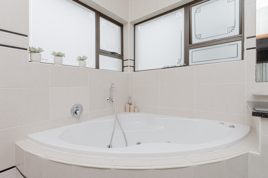 To Let 4 Bedroom Property for Rent in Bryanston Gauteng