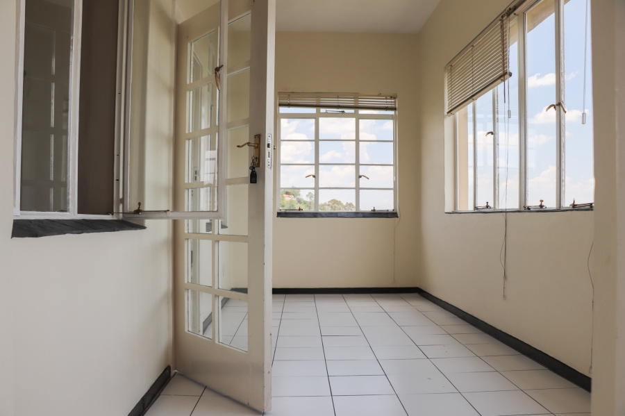 To Let 2 Bedroom Property for Rent in Houghton Estate Gauteng