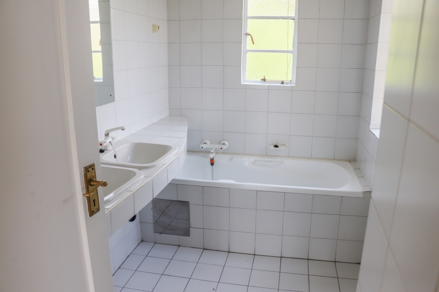 To Let 2 Bedroom Property for Rent in Houghton Estate Gauteng