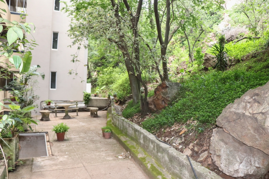 To Let 2 Bedroom Property for Rent in Houghton Estate Gauteng