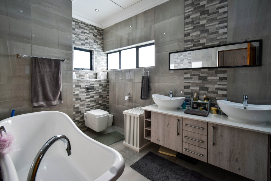 4 Bedroom Property for Sale in Midstream Ridge Gauteng