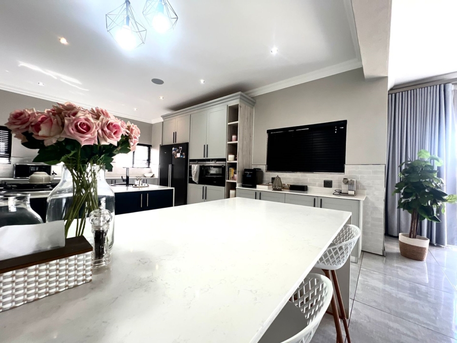 8 Bedroom Property for Sale in Mooikloof Glen Gauteng