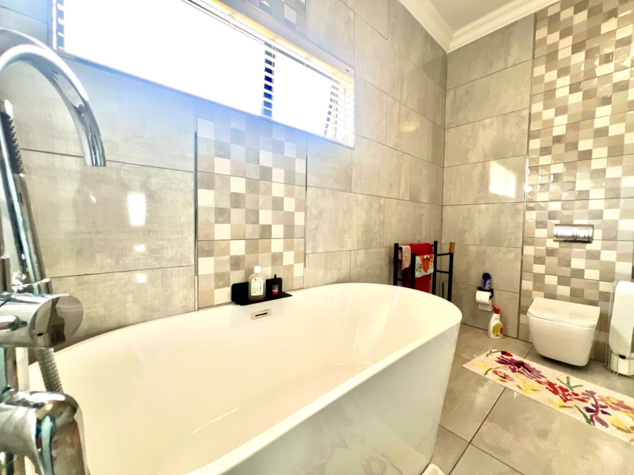 8 Bedroom Property for Sale in Mooikloof Glen Gauteng