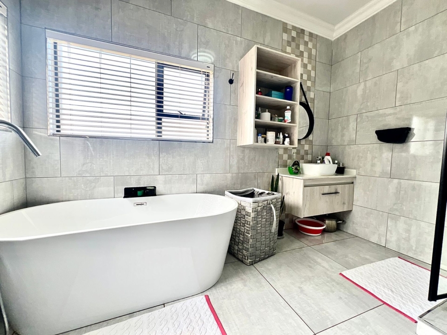 8 Bedroom Property for Sale in Mooikloof Glen Gauteng