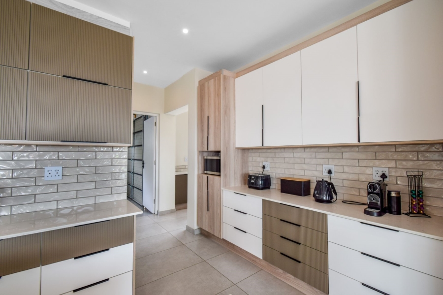 5 Bedroom Property for Sale in Midstream Heights Gauteng