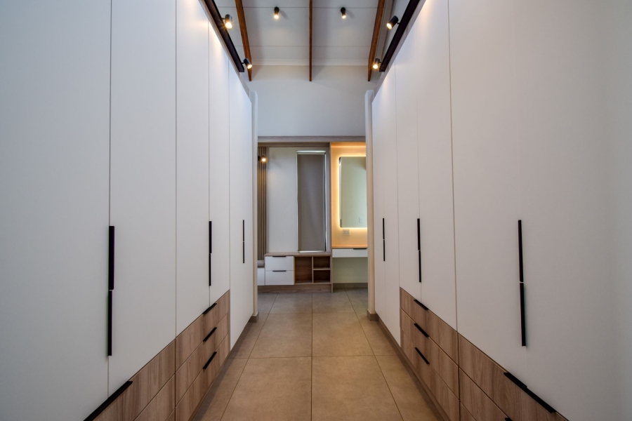 5 Bedroom Property for Sale in Midstream Heights Gauteng