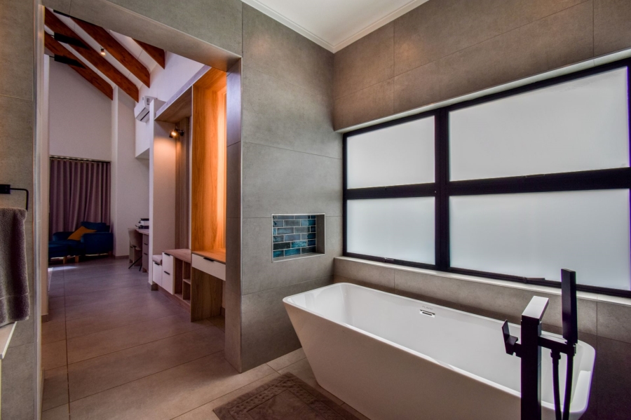 5 Bedroom Property for Sale in Midstream Heights Gauteng