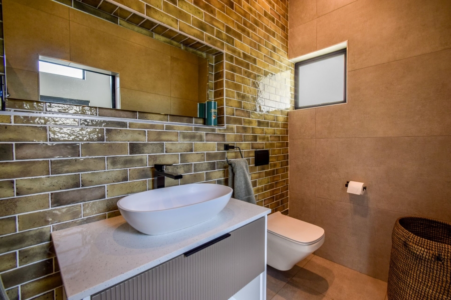 5 Bedroom Property for Sale in Midstream Heights Gauteng