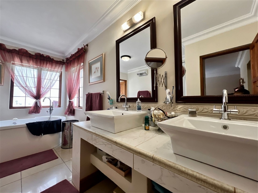 5 Bedroom Property for Sale in The Wilds Gauteng