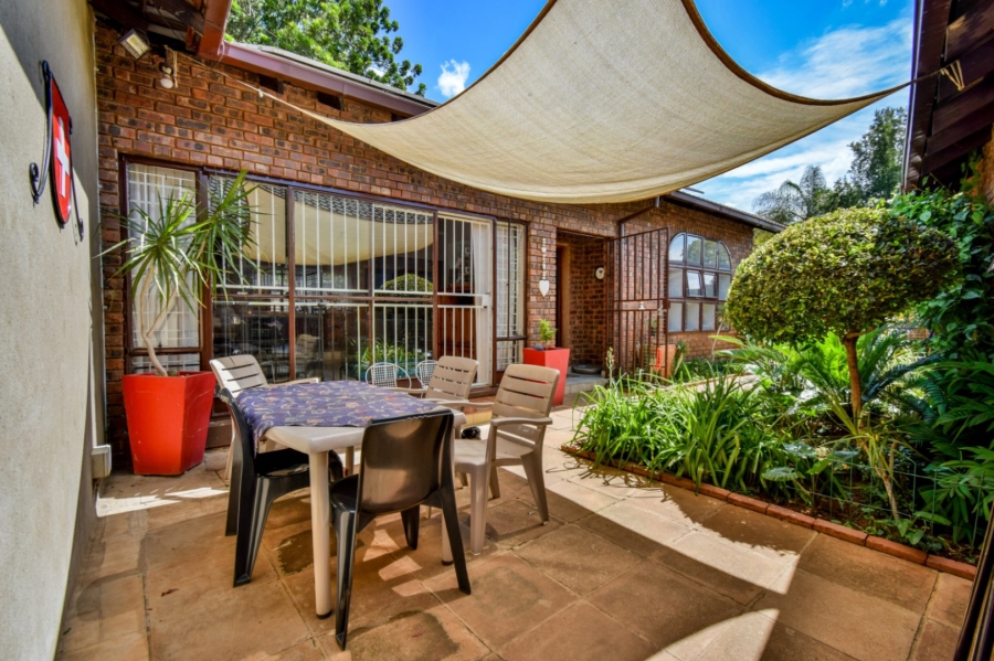 6 Bedroom Property for Sale in Theresa Park Gauteng