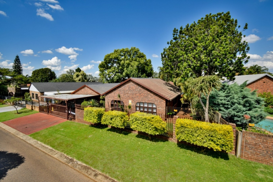 6 Bedroom Property for Sale in Theresa Park Gauteng