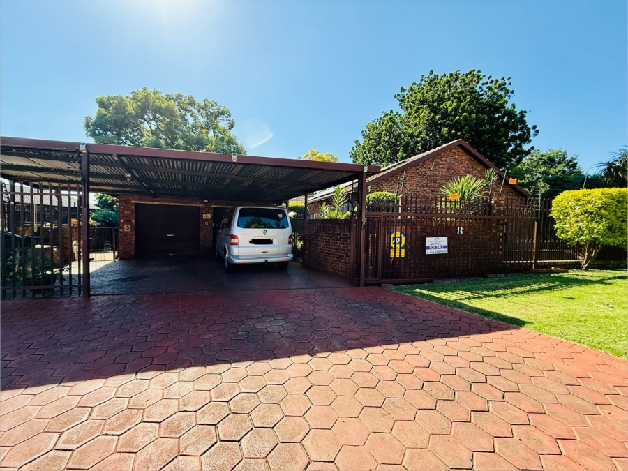 6 Bedroom Property for Sale in Theresa Park Gauteng