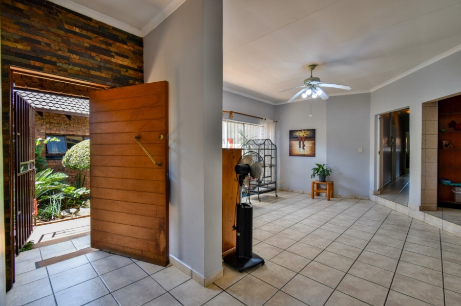 6 Bedroom Property for Sale in Theresa Park Gauteng