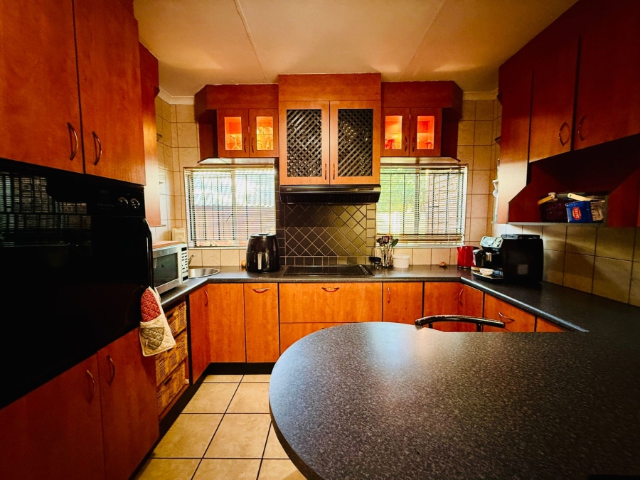 6 Bedroom Property for Sale in Theresa Park Gauteng