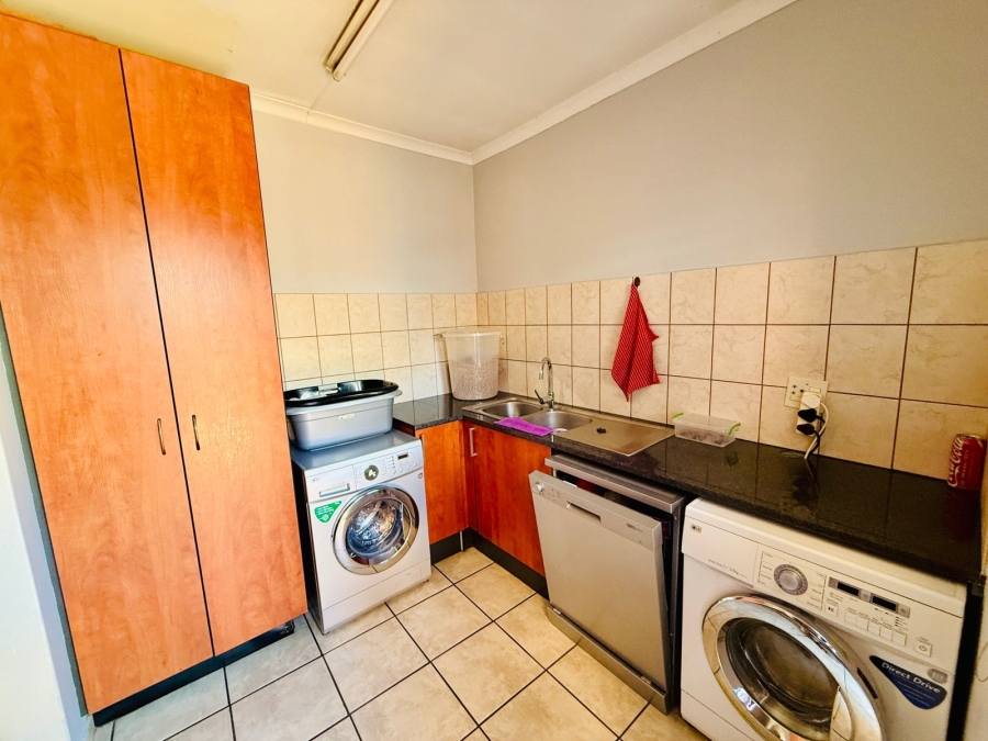 6 Bedroom Property for Sale in Theresa Park Gauteng