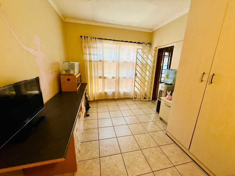 6 Bedroom Property for Sale in Theresa Park Gauteng