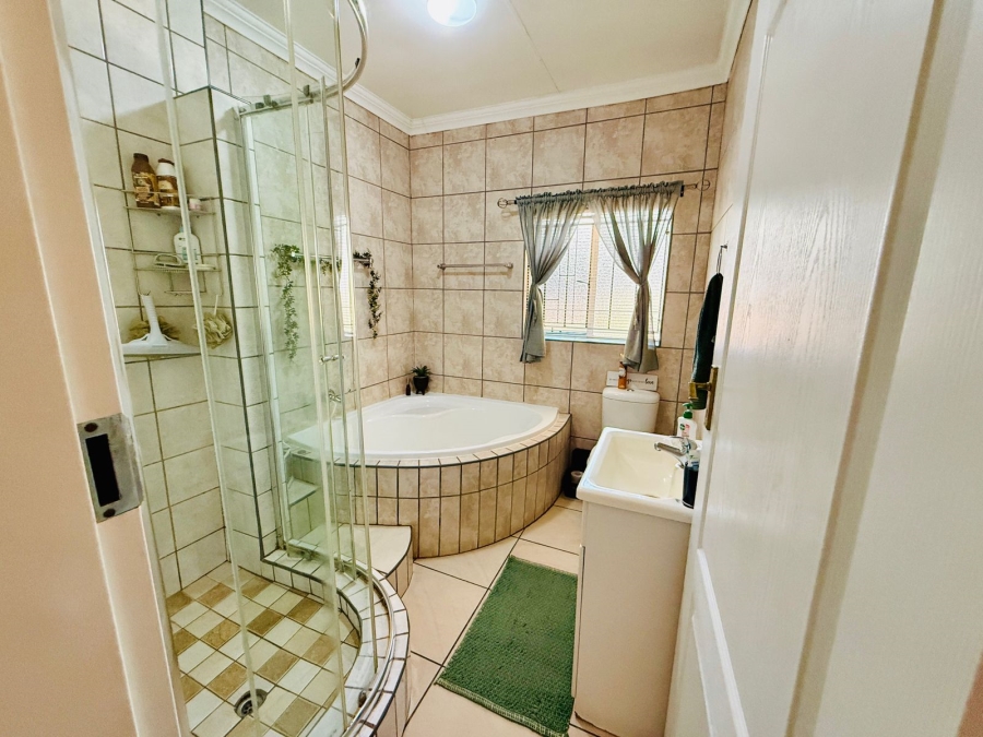 6 Bedroom Property for Sale in Theresa Park Gauteng