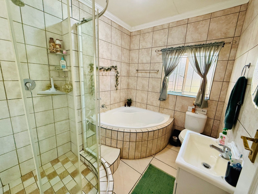 6 Bedroom Property for Sale in Theresa Park Gauteng