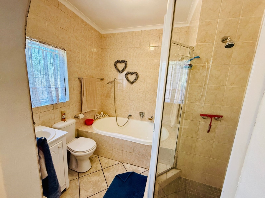 6 Bedroom Property for Sale in Theresa Park Gauteng