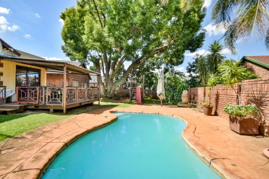 6 Bedroom Property for Sale in Theresa Park Gauteng