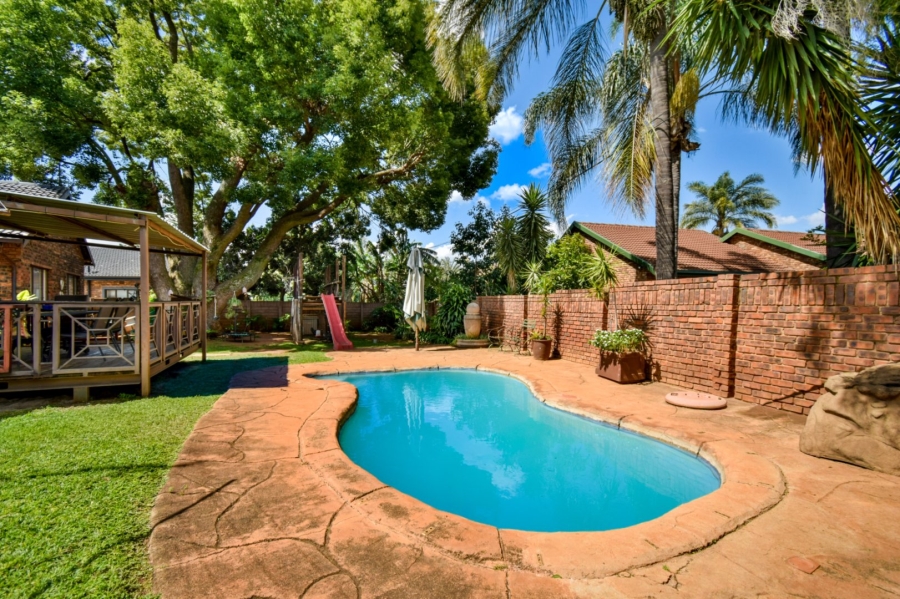 6 Bedroom Property for Sale in Theresa Park Gauteng