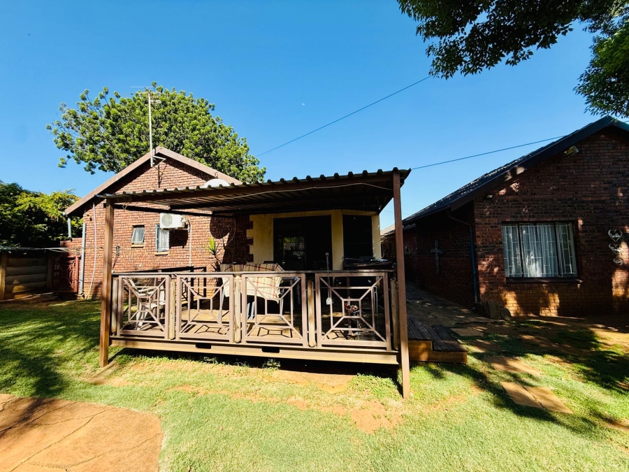 6 Bedroom Property for Sale in Theresa Park Gauteng