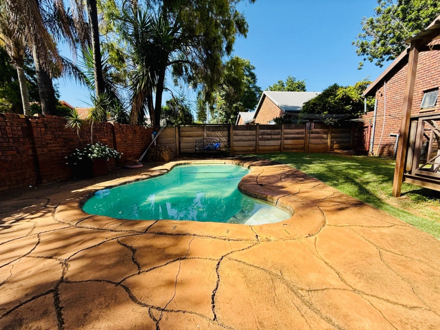 6 Bedroom Property for Sale in Theresa Park Gauteng