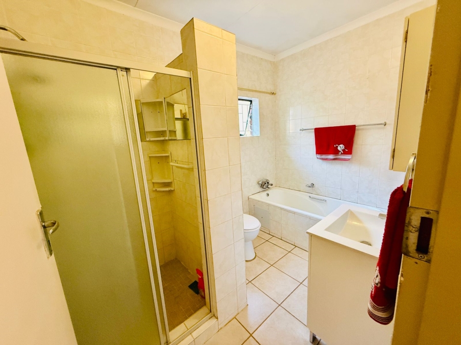 6 Bedroom Property for Sale in Theresa Park Gauteng